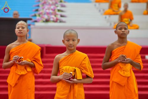 ภาพ No.237558:วันอาทิตย์ที่ 10 สิงหาคม พ.ศ.2568 พิธีมอบใบประกาศเกียรติคุณ โครงการสอบบาลี "ฉลองแชมป์" บูชาธรรม 80 ปี หลวงพ่อธัมมชโย ประจำปี 2568 และ พิธีมอบดวงแก้วสามเณรทรงบาลีไวยากรณ์ ณ สภาธรรมกายสากล วัดพระธรรมกาย ปทุมธานี