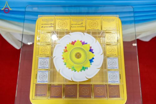 ภาพ No.160918:พิธีเจริญพระพุทธมนต์ และปิดแผ่นทองรูปเหมือน พระเดชพระคุณพระมงคลเทพมุนี (สด จนฺทสโร) พระผู้ปราบมาร จำนวน 3 องค์ วันเสาร์ที่ 5 ตุลาคม พ.ศ. 2567 ณ อาคารปลูกศรัทธา 2 (ชานชลาเดิม) วัดพระธรรมกาย อ.คลองหลวง จ.ปทุมธานี