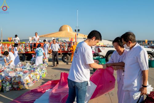 ภาพ No.105362:พิธีตักบาตรฉลองพระบวชใหม่ รุ่นบูชาธรรมมหาปูชนียาจารย์ และต้อนรับศักราชใหม่ วันจันทร์ที่ 1 มกราคม พ.ศ. 2567 ณ ลานธรรมพระมหาธรรมกายเจดีย์ วัดพระธรรมกาย