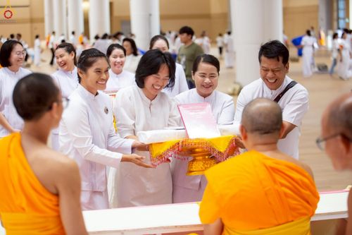 ภาพ No.228437:วันอาทิตย์ที่ 8 มิถุนายน พ.ศ. 2568 พิธีถวายทุนสนับสนุนพระไตรปิฎกฉบับธรรมชัย และอนุรักษ์คัมภีร์โบราณ ณ ห้องแก้วสารพัดนึก 2 วัดพระธรรมกาย