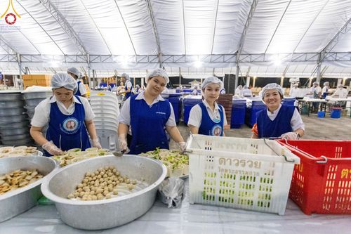 ภาพ No.58937:V.40 ภัตตาหารพระหมื่นวัด เราจัดให้ การปฏิบัติงานของเจ้าหน้าที่และอาสาสมัคร เพื่อรับบุญในการถวายภัตตาหาร แด่คณะสงฆ์ 10,000 กว่าวัดทั่วประเทศ ที่มาร่วมงานวันคุ้มครองโลก จันทร์ที่ 22 เมษายน พ.ศ. 2567 ณ วัดพระธรรมกาย