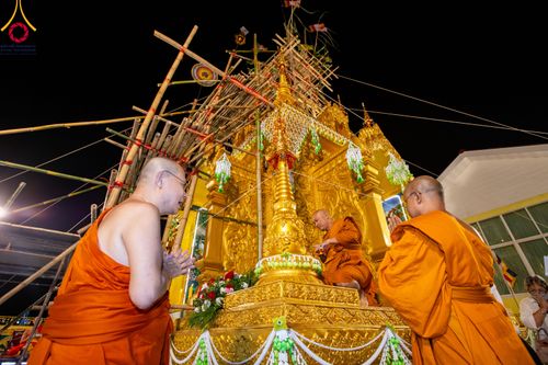 ภาพ No.90511:พิธีอัญเชิญพระบรมสารีริกธาตุประดิษฐาน ณ เจดีย์ศรีสองรัก วัดเก่าเขาน้อย อ.ปากน้ำปราณ จ.ประจวบคีรีขันธ์ วันที่ 3 ตุลาคม พ. ศ. 2566