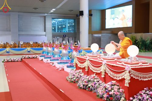 ภาพ No.86436:วันธรรมชัย ปีที่ 55 พิธีทอดผ้าป่ากฐินสมทบครั้งที่1, พิธีเจริญพุทธมนต์ ลูกนิมิตมหาสมบัติฯ พิธีจุดประทีป,พิธีฉลองชัยสวดมนต์บทธัมมจักกัปปวัตนสูตร วันอาทิตย์ที่ 27 สิงหาคม พ.ศ.2566 ณ สภาธรรมกายสากล / มหารัตนวิหารคด วัดพระธรรมกาย