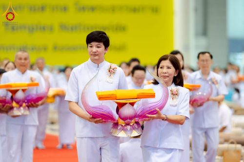 ภาพ No.215643:วันอาทิตย์ต้นเดือนที่ 6 เมษายน พ.ศ. 2568 ขบวนอัญเชิญผ้าป่าสมทบ มหาสังฆทาน 40,000 กว่าวัดทั่วประเทศ ณ สภาธรรมกายสากล วัดพระธรรมกาย