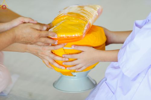 ภาพ No.79370:พิธีขอขมา มอบบาตรและผ้าไตร ในโครงการบรรพชาสามเณรฟื้นฟูพระพุทธศาสนาทั่วไทย โครงการอบรมยุวธรรมทายาท มัชฌิมธรรมทายาท และธรรมทายาทรุ่นอุดมศึกษา ณ สภาธรรมกายสากล วัดพระธรรมกาย วันเสาร์ที่ 1 เมษายน พ.ศ. 2566