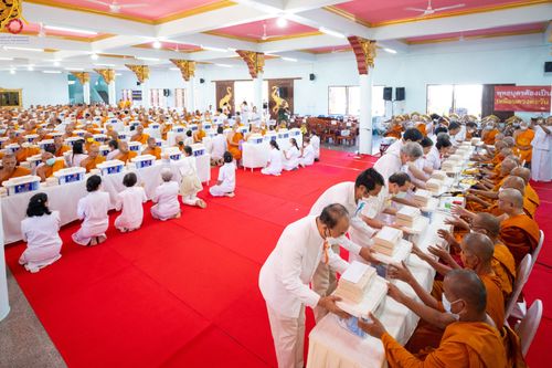 ภาพ No.83198:พิธีถวายสังฆทาน 323 วัด 4 จังหวัดชายแดนภาคใต้ ปีที่ 19 ครั้งที่ 163 พิธีมอบกองทุนหนุนแรงใจช่วยครูใต้ ปีที่ 16 ครั้งที่ 128  และพิธีทำบุญอุทิศส่วนกุศลให้ผู้วายชนม์ ในวันเสาร์ที่ 8 กรกฎาคม พ.ศ. 2566 ณ หอประชุม อาคารพระสุทธิสมณวัตรานุสรณ์   วัดมุจลินทวาปีวิ