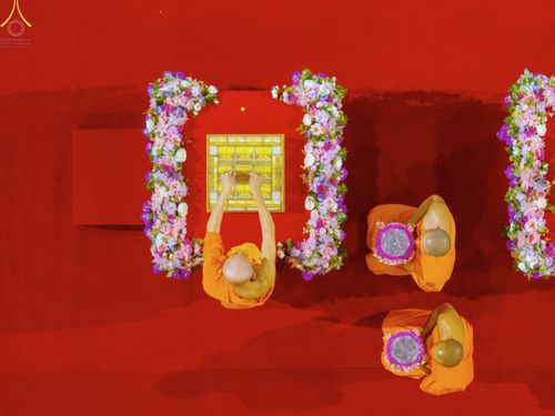 ภาพ No.79043:พิธีวางแผ่นจารึกชื่อ และพิธีวางพวงมาลัยสักการะพระบรมพุทธเจ้า ณ สภาธรรมกายสากล วัดพระธรรมกาย วันที่ 2 เมษายน พ.ศ. 2566