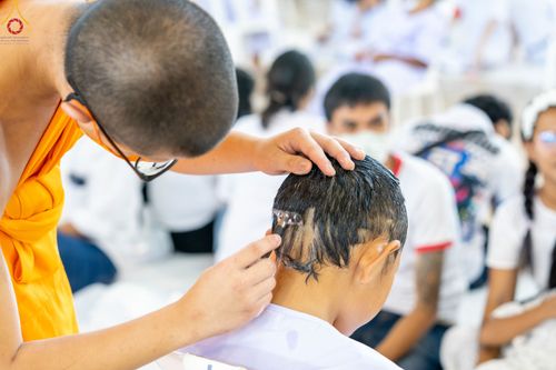 ภาพ No.78757:พิธีปลงผมนาคธรรมทายาท โครงการอบรมยุวธรรมทายาท มัชฌิมธรรมทายาท และธรรมทายาทรุ่นอุดมศึกษา ณ สภาธรรมกายสากล วัดพระธรรมกาย วันเสาร์ที่ 1 เมษายน พ.ศ. 2566