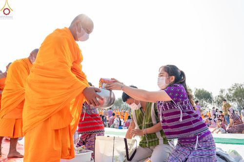 ภาพ No.77455:พิธีตักบาตรเนื่องในวันมาฆบูชา ประจำปี ๒๕๖๖  วันจันทร์ที่ ๖ มีนาคม พ.ศ.๒๕๖๖  ณ สนามโรงเรียนบ้านนาเกียน อำเภออมก่อย จังหวัดเชียงใหม่