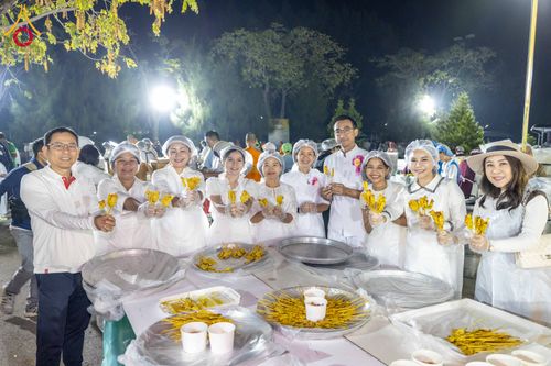 ภาพ No.288012:วันที่ 4 มกราคม พ.ศ. 2569 พิธีถวายภัตตาหารเป็นสังฆทาน แด่พระธรรมยาตรา ในโครงการธรรมยาตรา กตัญญูบูชา มหาปูชนียาจารย์ พระมงคลเทพมุนี(สด จนฺทสโร) พระผู้ปราบมาร อนุสรณ์สถาน 7 แห่ง ปีที่ 14 ณ อนุสรณ์สถานมหาวิหารพระมงคลเทพมุนี (โลตัสแลนด์) อ.สองพี่น้อง จ.สุพรร