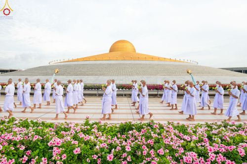 ภาพ No.84157:พิธีเวียนประทักษิณ พิธีวันทาเจดีย์ พิธีขอขมา และมอบผ้าไตร  ในโครงการบรรพชาอุปสมบทหมู่ธรรมทายาทรุ่นเข้าพรรษา และโครงการบรรพชาสามเณรโรงเรียนนานาชาติ รุ่นที่12 ในวันเสาร์ที่ 22 กรกฎาคม พ.ศ. 2566