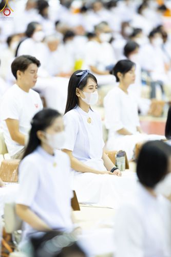 ภาพ No.84461:พิธีถวายผ้าอาบน้ำฝนและประทีปโคมไฟ ในวันอาสาฬหบูชา ณ ห้องแก้วสารพัดนึก 1 วัดพระธรรมกาย วันอังคารที่ 1 สิงหาคม พ.ศ. 2566