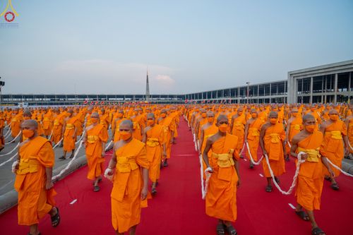 ภาพ No.79099:พิธีอัญเชิญองค์พระบรมพุทธเจ้า 24 องค์ เวียนประทักษิณรอบพระมหาธรรมกายเจดีย์ ณ วัดพระธรรมกาย  วันที่ 2 เมษายน พ.ศ. 2566