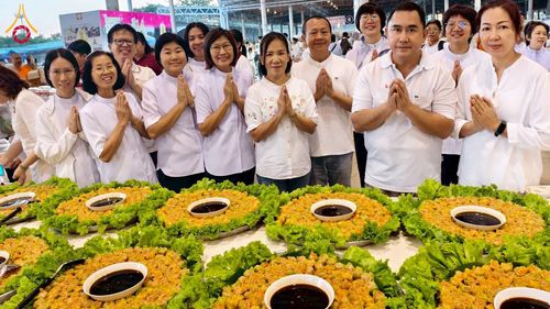 ภาพ No.279151:วันที่ 2 มกราคม พ.ศ.2569 พิธีถวายภัตตาหารเป็นสังฆทาน แด่พระธรรมยาตรา ณ วัดพระธรรมกาย ปทุมธานี ในโครงการธรรมยาตรา กตัญญูบูชา มหาปูชนียาจารย์ พระมงคลเทพมุนี(สด จนฺทสโร) พระผู้ปราบมาร อนุสรณ์สถาน 7 แห่ง ปีที่ 14