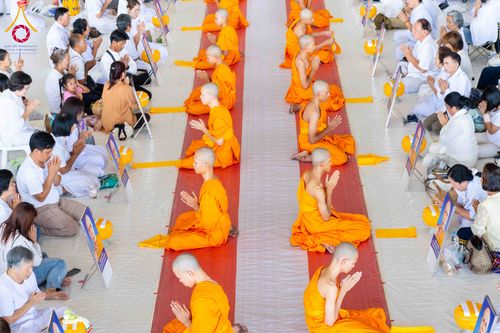 ภาพ No.319582:วันเสาร์ที่ 4 เมษายน พ.ศ.2569 พิธีขอขมา มอบผ้าไตร และถวายบาตรแด่นาคธรรมทายาท ในโครงการบรรพชาสามเณรฟื้นฟูพระพุทธศาสนาทั่วไทย โครงการหน่อแก้วเปรียญธรรม รุ่นที่ 14 โครงการสามเณรยุวธรรมทายาท รุ่นที่ 34 โครงการสามเณรมัชฌิมธรรมทายาท รุ่นที่ 30 ณ สภาธรรมกายสากล