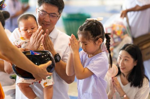 ภาพ No.318209:วันอาทิตย์ต้นเดือนที่ 5 เมษายน พ.ศ.2569 พิธีตักบาตร ณ บ้านแก้วเรือนทองคุณยายอาจารย์ฯ วัดพระธรรมกาย