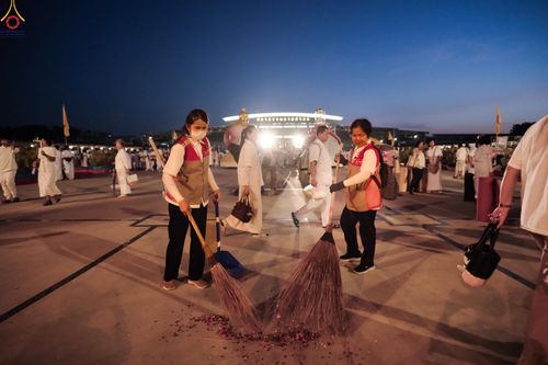 ภาพ No.296114:ภาพเบื้องหลังอาสาสมัครรวมใจ ชุดที่ 1 ในโครงการธรรมยาตรา กตัญญูบูชา มหาปูชนียาจารย์ พระมงคลเทพมุนี(สด จนฺทสโร) พระผู้ปราบมาร อนุสรณ์สถาน 7 แห่ง ปีที่ 14