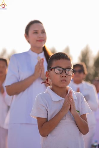 ภาพ No.302121:วันที่ 23 มกราคม พ.ศ. 2569 พิธีจุดประทีปธรรมถวายเป็นพุทธบูชา และบูชาธรรมมหาปูชนียาจารย์  ณ อนุสรณ์สถานลำดับที่ 5 สถานที่เผยแผ่วิชชาธรรมกายครั้งแรก อนุสรณ์สถานบางปลา วัดบางปลา อำเภอบางเลน จังหวัดนครปฐม ในโครงการธรรมยาตรา กตัญญูบูชา มหาปูชนียาจารย์ พระมงคล