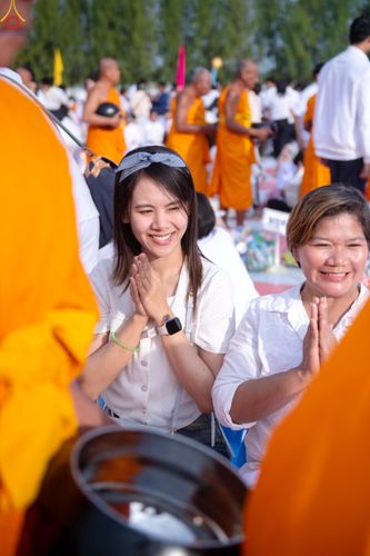 ภาพ No.302733:วันที่ 24 มกราคม พ.ศ. 2569 พิธีตักบาตรพระธรรมยาตรา(ภาพชุดที่ 2) ณ อนุสรณ์สถานลำดับที่ 5 สถานที่เผยแผ่วิชชาธรรมกายครั้งแรก อนุสรณ์สถานบางปลา วัดบางปลา อำเภอบางเลน จังหวัดนครปฐม ในโครงการธรรมยาตรา กตัญญูบูชา มหาปูชนียาจารย์ พระมงคลเทพมุนี(สด จนฺทสโร) พระผู