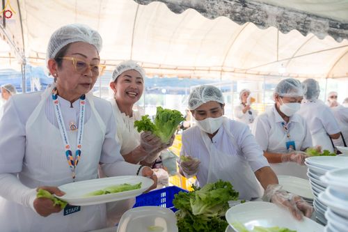 ภาพ No.325789:วันที่ 22 เมษายน พ.ศ.2569(วันคุ้มครองโลก) งานถวายมหาสังฆทาน 40,000 กว่าวัดทั่วประเทศ เจ้าหน้าที่ สาธุชน ร่วมใจจัดเตรียมภัตตาหารเพล (ชุด 2)