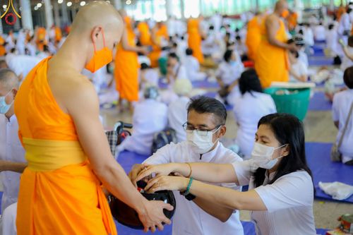 ภาพ No.78861:พิธีตักบาตร ข้าวสารอาหารแห้ง พิธีบูชาข้าวพระ ในวันอาทิตย์ต้นเดือนที่ 2 เมษายน พ.ศ. 2566