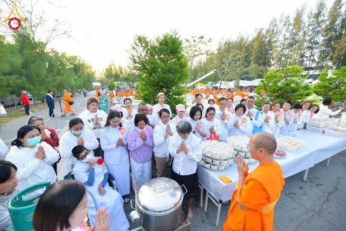 ภาพ No.292619:วันที่ 12 มกราคม พ.ศ. 2569 พิธีถวายภัตตาหารเป็นสังฆทาน แด่พระธรรมยาตรา ณ อนุสรณ์สถานมหาวิหารพระมงคลเทพมุนี (โลตัสแลนด์) อ.สองพี่น้อง จ.สุพรรณบุรี ในโครงการธรรมยาตรา กตัญญูบูชา มหาปูชนียาจารย์ พระมงคลเทพมุนี(สด จนฺทสโร) พระผู้ปราบมาร อนุสรณ์สถาน 7 แห่ง ปี