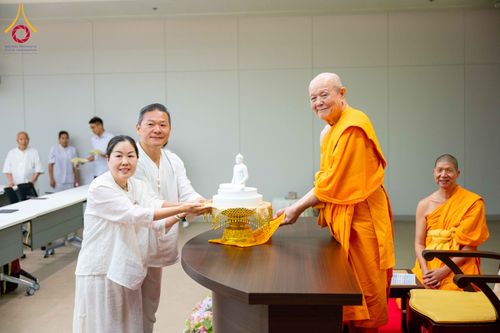ภาพ No.313148:วันที่ 4 มีนาคม พ.ศ. 2559 หลวงพ่อทัตตชีโว รองเจ้าอาวาสวัดพระธรรมกาย ได้เมตตาถวายการต้อนรับปฏิสันถารพระอาคันตุกะจาก 19 ประเทศ ที่เดินทางมาร่วมงานวันมาฆบูชา ณ วัดพระธรรมกาย
