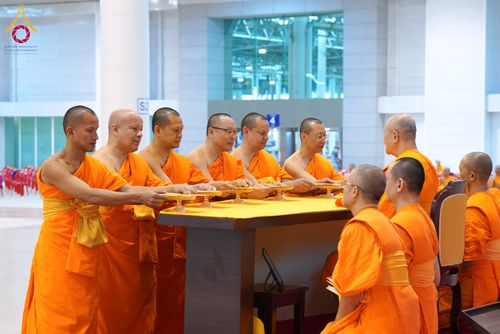 ภาพ No.285008:วันอาทิตย์ที่ 14 ธันวาคม พ.ศ.2568  พิธีปฏิบัติธรรม พิธีถวายภัตตาหารเป็นสังฆทาน พิธีมอบต้นสมบัติจักรพรรดิ ถวายแด่เจ้าอาวาสและประธานสงฆ์ 236 ศูนย์ส่งเสริมศีลธรรมทั่วโลก ณ สภาธรรมกายสากล วัดพระธรรมกาย