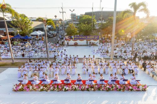 ภาพ No.282636:วันเสาร์ที่ 20 ธันวาคม พ.ศ.2568 พิธีตักบาตรพระ 10,000 รูป (ชุด 2) เนื่องในโอกาส 194 ปี จังหวัดกาญจนบุรี และอุทิศส่วนกุศลให้แด่บรรพชนทั้งหลาย บริเวณถนนสองแคว (Skywalk) เมืองกาญจนบุรี