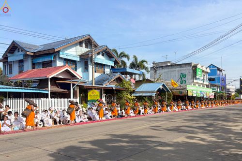 ภาพ No.287440:วันที่ 3 มกราคม พ.ศ. 2569 พิธีต้อนรับพระธรรมยาตรา ในโครงการธรรมยาตรา กตัญญูบูชา มหาปูชนียาจารย์ พระมงคลเทพมุนี(สด จนฺทสโร) พระผู้ปราบมาร อนุสรณ์สถาน 7 แห่ง ปีที่ 14 ณ อนุสรณ์สถานมหาวิหารพระมงคลเทพมุนี (โลตัสแลนด์) อ.สองพี่น้อง จ.สุพรรณบุรี