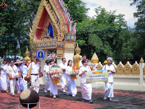 ภาพ No.283994:วันเสาร์ ที่ 1 พฤศจิกายน 2568 พิธีทอดกฐินสามัคคีทั่วไทย โดยคณะศิษยานุศิษย์ บูชาธรรม 81 ปี หลวงพ่อธัมมชโย ณ วัดทุ่งศาลา ต.บ้านเก่า อ.เมือง​กาญจนบุรี​ จ.กาญจนบุรี​