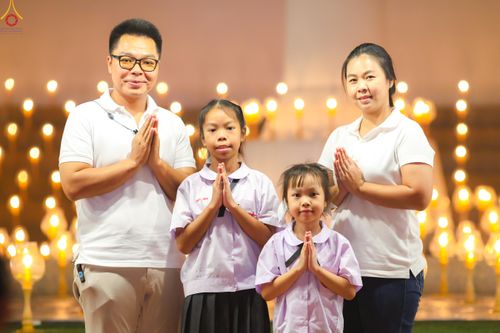 ภาพ No.290254:วันที่ 6 มกราคม พ.ศ. 2569 พิธีจุดประทีปถวายเป็นพุทธบูชา และบูชาธรรมมหาปูชนียาจารย์ (ภาพชุดที่ 2) ณ อนุสรณ์สถานมหาวิหารพระมงคลเทพมุนี (โลตัสแลนด์) อ.สองพี่น้อง จ.สุพรรณบุรี ในโครงการธรรมยาตรา กตัญญูบูชา มหาปูชนียาจารย์ พระมงคลเทพมุนี(สด จนฺทสโร) พระผู้ปรา