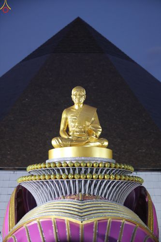 ภาพ No.289166:วันที่ 7 มกราคม พ.ศ. 2569 พิธีตักบาตรพระธรรมยาตรา ณ อนุสรณ์สถานลำดับที่ 1 สถานที่เกิดด้วยรูปกายเนื้อ อนุสรณ์สถานมหาวิหารพระมงคลเทพมุนี (โลตัสแลนด์) อ.สองพี่น้อง จ.สุพรรณบุรี ในโครงการธรรมยาตรา กตัญญูบูชา มหาปูชนียาจารย์ พระมงคลเทพมุนี(สด จนฺทสโร) พระผู้ป