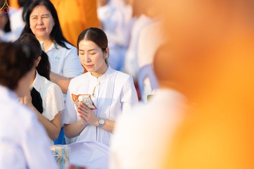 ภาพ No.279850:วันที่ 1 มกราคม พ.ศ.2569 พิธีตักบาตรในวันขึ้นปีใหม่ ณ ลานธรรม วัดพระธรรมกาย