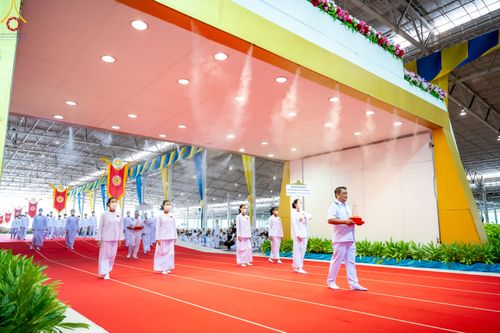 ภาพ No.85171:พิธีมุทิตาสักการะพระภิกษุ ผู้สอบได้เปรียญธรรม ๙ ประโยคระดับโลก, พิธีมอบโล่เกียรติยศและทุนการศึกษา สำนักเรียนบาลีดีเด่นทั่วประเทศ ในวันสมาธิโลก อาทิตย์ที่ 6 สิงหาคม พ.ศ. 2566 ณ สภาธรรมกายสากล วัดพระธรรมกาย