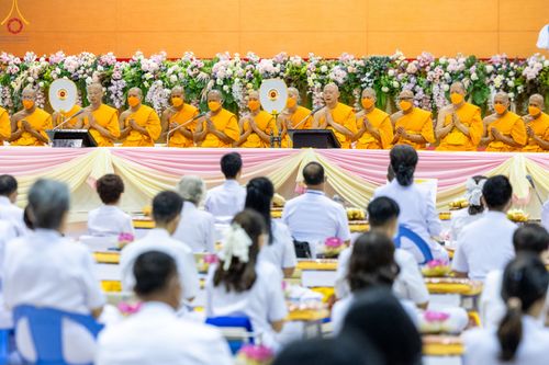 ภาพ No.84431:พิธีถวายผ้าอาบน้ำฝนและประทีปโคมไฟ ในวันอาสาฬหบูชา ณ ห้องแก้วสารพัดนึก 1 วัดพระธรรมกาย วันอังคารที่ 1 สิงหาคม พ.ศ. 2566