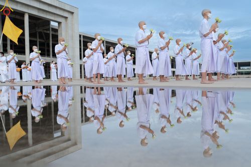 ภาพ No.84043:พิธีเวียนประทักษิณ พิธีวันทาเจดีย์ พิธีขอขมา และมอบผ้าไตร  ในโครงการบรรพชาอุปสมบทหมู่ธรรมทายาทรุ่นเข้าพรรษา และโครงการบรรพชาสามเณรโรงเรียนนานาชาติ รุ่นที่12 ในวันเสาร์ที่ 22 กรกฎาคม พ.ศ. 2566