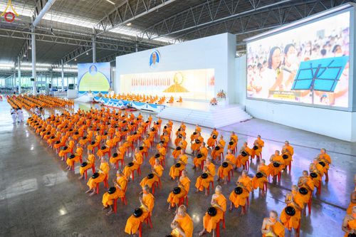 ภาพ No.82928:พิธีตักบาตร ณ บ้านแก้วเรือนทองคุณยายอาจารย์ฯ พิธีบูชาข้าวพระ ณ สภาธรรมกายสากล วัดพระธรรมกาย ในวันอาทิตย์ต้นเดือนที่ 2 ก.ค. พ.ศ.2566