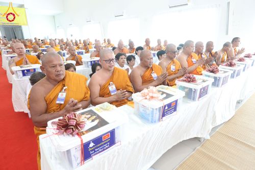 ภาพ No.290301:วันอังคารที่ 6 มกราคม พ.ศ. 2569 พิธีเจริญพุทธมนต์ ปฏิบัติธรรม มอบทุนการศึกษา ถวายสังฆทาน 142 วัด ณ ศูนย์ปฏิบัติธรรมพระมงคลเทพมุนี อ.สองพี่น้อง จ.สุพรรณบุรี