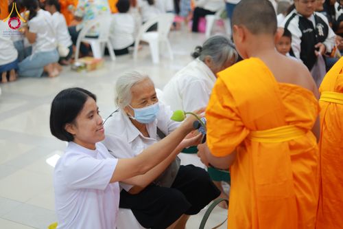 ภาพ No.321874:วันที่ 12 เมษายน พ.ศ.2569 ตักบาตรสงกรานต์ฉลองสามเณรใหม่  ณ ศูนย์ปฏิบัติธรรมระยอง(บ้านช่องลม)