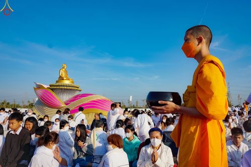 ภาพ No.74812:พิธีตักบาตรพระธรรมยาตราฯ ในโครงการธรรมยาตรากตัญญูบูชา มหาปูชนียาจารย์ พระมงคลเทพมุนี(สด จนฺทสโร) พระผู้ปราบมาร ปีที่ 11 ณ อนุสรณ์สถานลำดับที่ 5 สถานที่เผยแผ่วิชชาธรรมกายครั้งแรก อนุสรณ์สถานบางปลา วัดบางปลา อ.บางเลน จ.นครปฐม วันที่ 29 มกราคม พ.ศ. 2566
