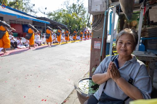 ภาพ No.290458:วันที่ 7 มกราคม พ.ศ. 2569 พิธีต้อนรับพระธรรมยาตรา ณ อนุสรณ์สถานลำดับที่ 2  สถานที่ตั้งมโนปณิธานบวชตลอดชีวิต อนุสรณ์สถานคลองบางนางแท่น (ภาพชุดที่ 2) อ.สามพราน จ.นครปฐม ในโครงการธรรมยาตรา กตัญญูบูชา มหาปูชนียาจารย์ พระมงคลเทพมุนี(สด จนฺทสโร) พระผู้ปราบมาร 