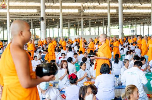 ภาพ No.345406:วันพฤหัสบดีที่ 27 สิงหาคม พ.ศ.2569 พิธีตักบาตรในวันธรรมชัย ณ สภาธรรมกายสากล วัดพระธรรมกาย ปทุมธานี