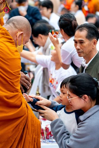 ภาพ No.285970:วันเสาร์ที่ 13 ธันวาคม พ.ศ.2568 พิธีตักบาตรพระภิกษุสามเณร 1,000 รูป ณ บริเวณหน้าอุทยานแห่งชาติเขาใหญ่ อำเภอปากช่อง จ.นครราชสีมา