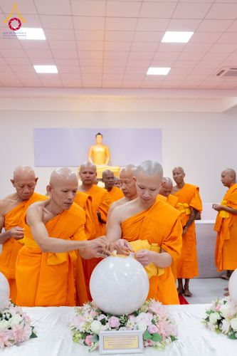 ภาพ No.294301:วันอาทิตย์ที่ 14 ธันวาคม พ.ศ.2568 พิธีเจริญพระพุทธมนต์สมโภชดวงแก้วลูกนิมิตเอก และดวงแก้วนิมิตปฏิบัติธรรม อัญเชิญประดิษฐาน  ณ วัดพระธรรมกายในประเทศสหรัฐอเมริกาและประเทศเยอรมนี 7 แห่ง ณ อาคารปลูกศรัทธา 2 วัดพระธรรมกาย