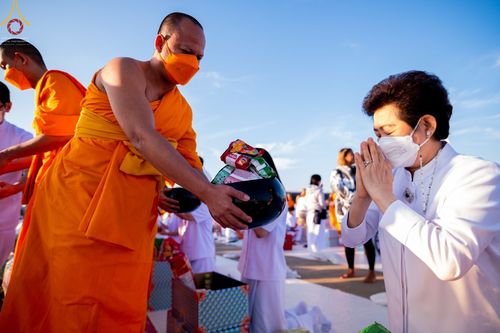 ภาพ No.68775:พิธีตักบาตรฉลองพระใหม่ วันที่ 1 มกราคม พ.ศ. 2566 ณ วัดพระธรรมกาย จ.ปทุมธานี