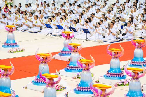 ภาพ No.318391:วันอาทิตย์ต้นเดือนที่ 5 เมษายน พ.ศ.2569 พิธีบูชาข้าวพระ ณ สภาธรรมกายสากล วัดพระธรรมกาย