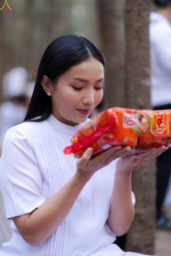 ภาพ No.289326:วันที่ 7 มกราคม พ.ศ. 2569 พิธีตักบาตรพระธรรมยาตรา ณ อนุสรณ์สถานลำดับที่ 1 สถานที่เกิดด้วยรูปกายเนื้อ อนุสรณ์สถานมหาวิหารพระมงคลเทพมุนี (โลตัสแลนด์) อ.สองพี่น้อง จ.สุพรรณบุรี ในโครงการธรรมยาตรา กตัญญูบูชา มหาปูชนียาจารย์ พระมงคลเทพมุนี(สด จนฺทสโร) พระผู้ป