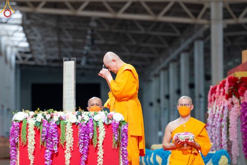 ภาพ No.83713:พิธีวางแผ่นจารึกชื่อและพิธีวางพวงมาลัยสักการะพระประธาน วันอาทิตย์ที่ 16 กรกฎาคม พ.ศ. 2566 ณ รัตนบัลลังก์ สภาธรรมกายสากล วัดพระธรรมกาย