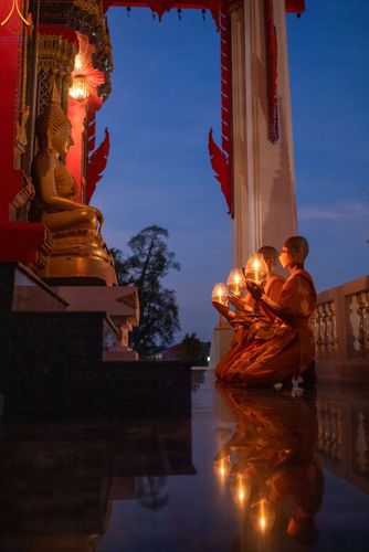 ภาพ No.73469:พิธีจุดประทีปถวายเป็นพุทธบูชา และบูชาธรรมมหาปูชนียาจารย์ ในโครงการธรรมยาตรากตัญญูบูชา มหาปูชนียาจารย์ พระมงคลเทพมุนี(สด จนฺทสโร) พระผู้ปราบมาร ปีที่ 11 ณ อนุสรณ์สถานลำดับที่ 4 สถานที่เกิดด้วยกายธรรม วัดโบสถ์ (บน) บางคูเวียง อ.บางกรวย จ.นนทบุรี วันที่ 21 